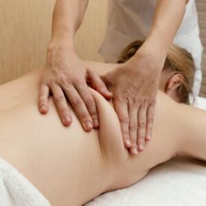 Massage du dos en institut de bien-être.